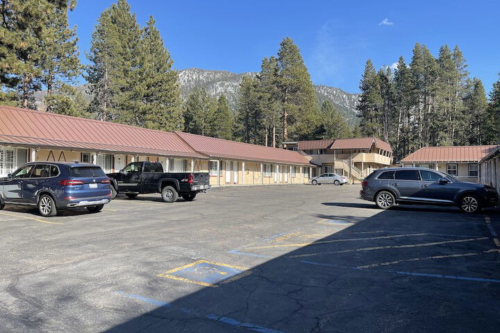 Pinewood Inn - thumb 3