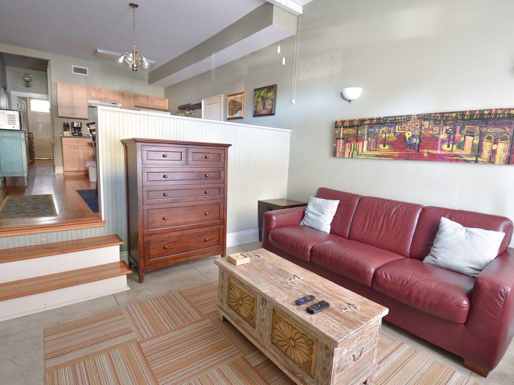 Parrot Palace - thumb 0