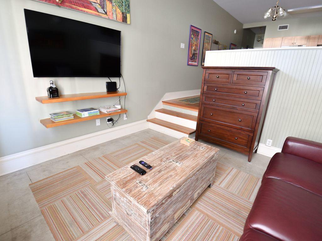 Parrot Palace - thumb 1