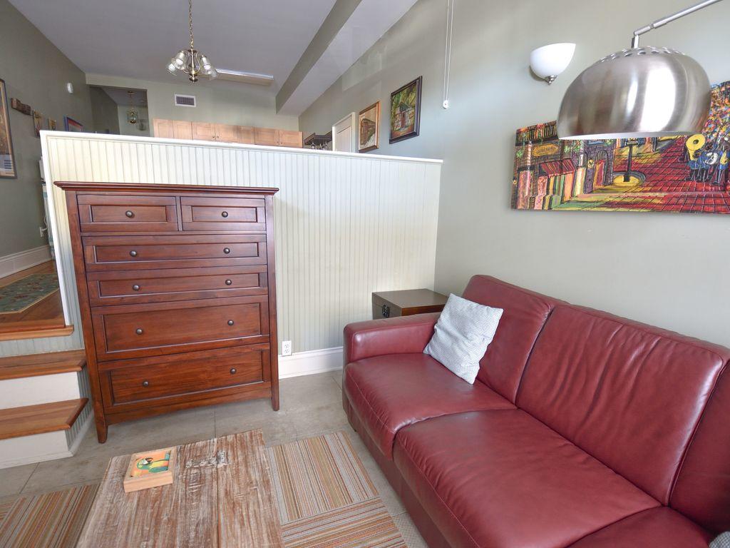 Parrot Palace - thumb 2