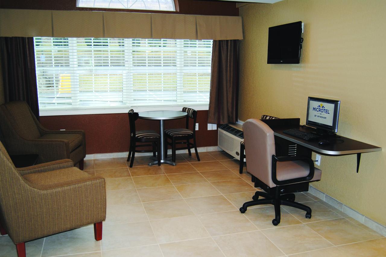 Microtel Inn & Suites By Wyndham Mineral Wells/Parkersburg - thumb 2