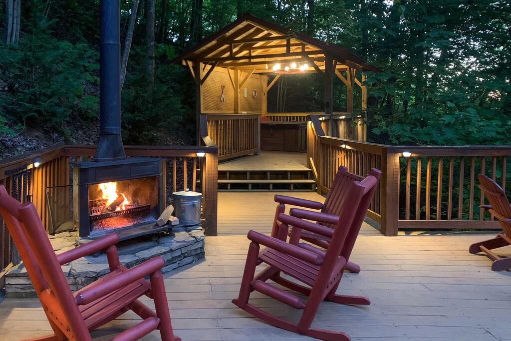 'Bear Mountain Chalet' With Private Deck & Hot Tub! - thumb 0