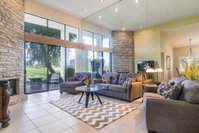 55092 Oak Tree Condo Accommodation San Jose