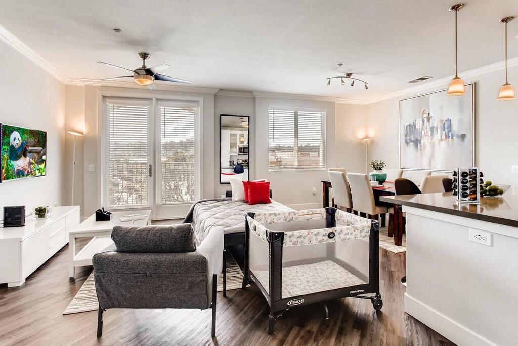 Amazing San Diego 2BR/2.5 Bath With Free Parking! ($3300/month For April/May!) (FV4) - thumb 2