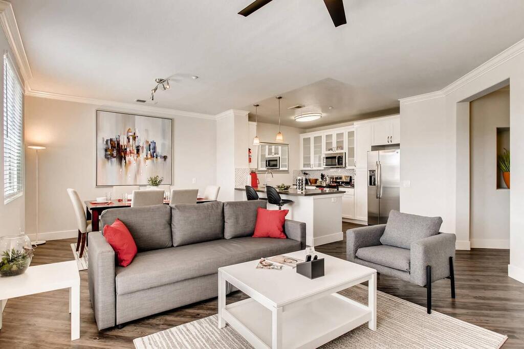 Amazing San Diego 2BR/2.5 Bath With Free Parking! ($3300/month For April/May!) (FV4) - thumb 1