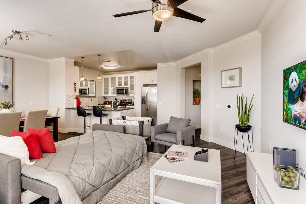 Amazing San Diego 2BR/2.5 Bath With Free Parking! ($3300/month For April/May!) (FV4) - thumb 3