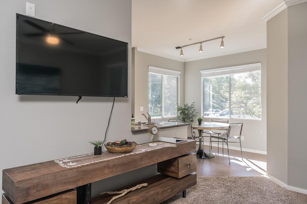 Beautiful Oceanside Flat + Pool + Gym - thumb 1