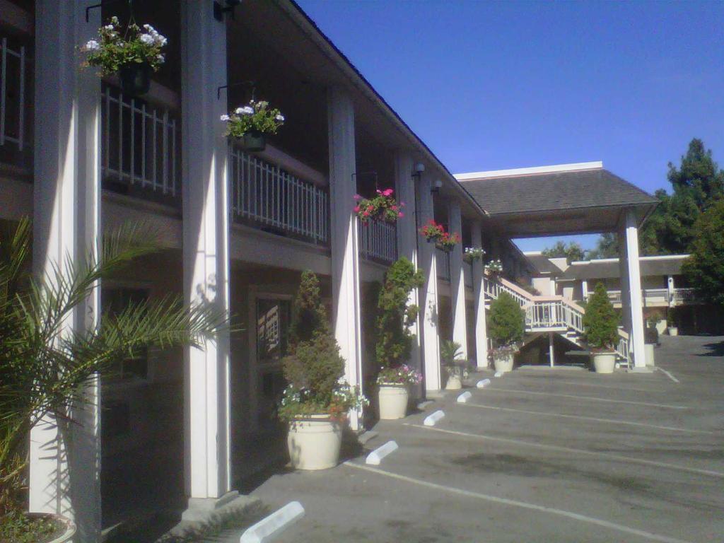 Caravelle Inn & Suites - thumb 3