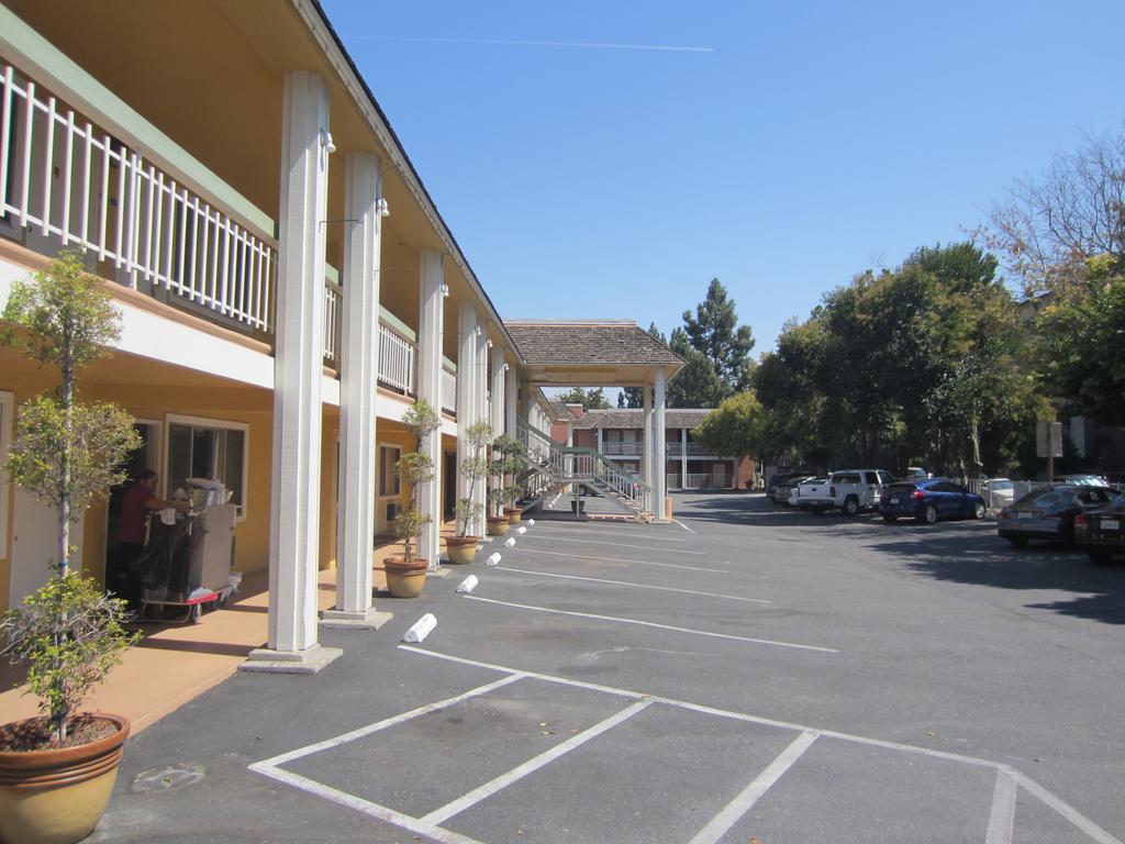 Caravelle Inn & Suites - thumb 0