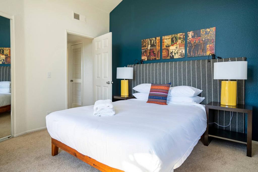 Chic 3BR Townhome In Pacific Beach By WanderJaunt - thumb 3