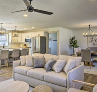 Chic Retreat w/ Deck  9Mi to Dwtn Springfield - Accommodation San Jose