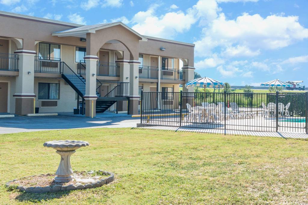 Days Inn By Wyndham San Marcos - thumb 0