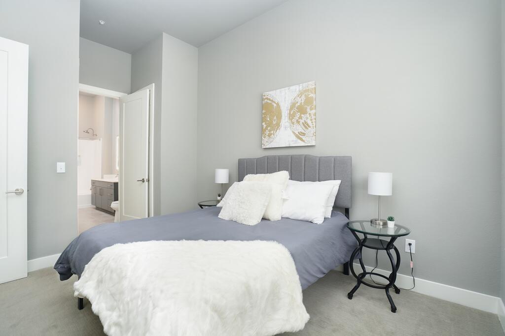 Designer 2BR Apt Near Downtown - thumb 3