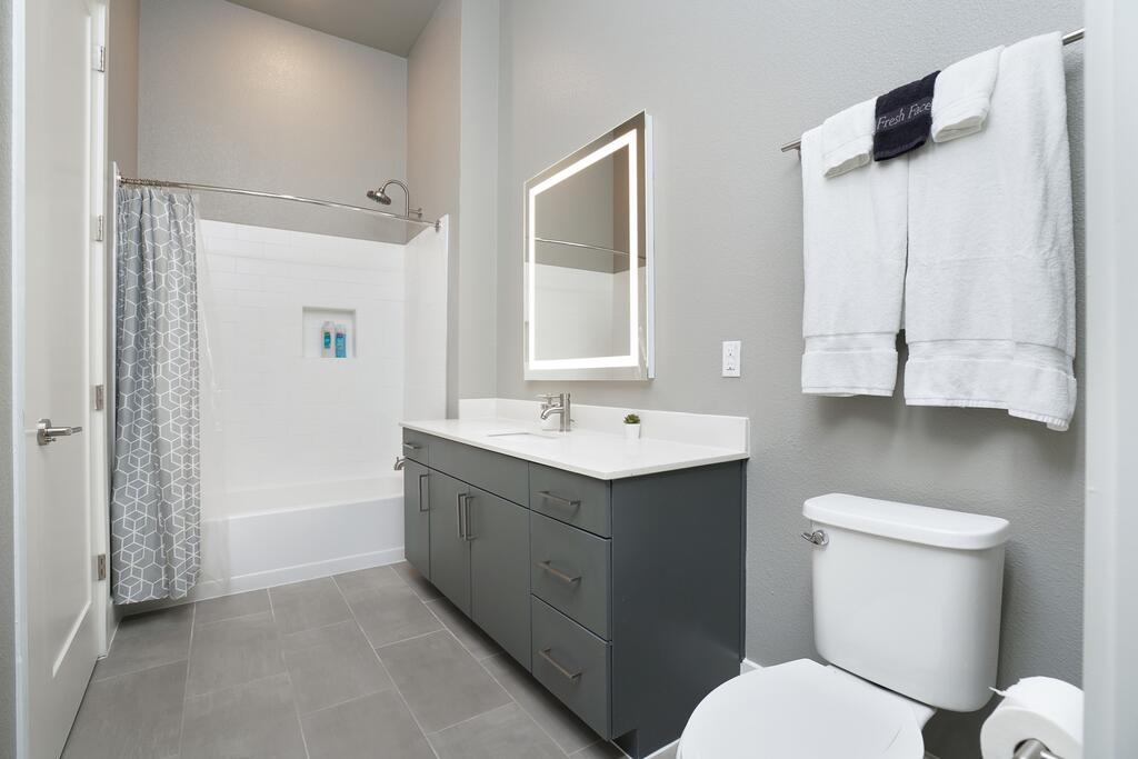 Designer 2BR Apt Near Downtown - thumb 2