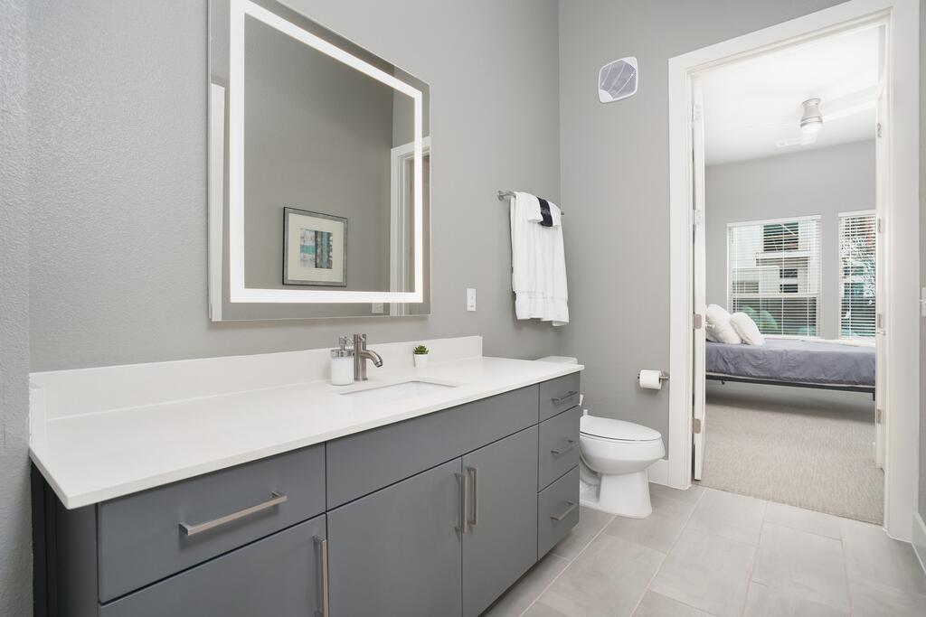 Designer 2BR Apt Near Downtown - thumb 1