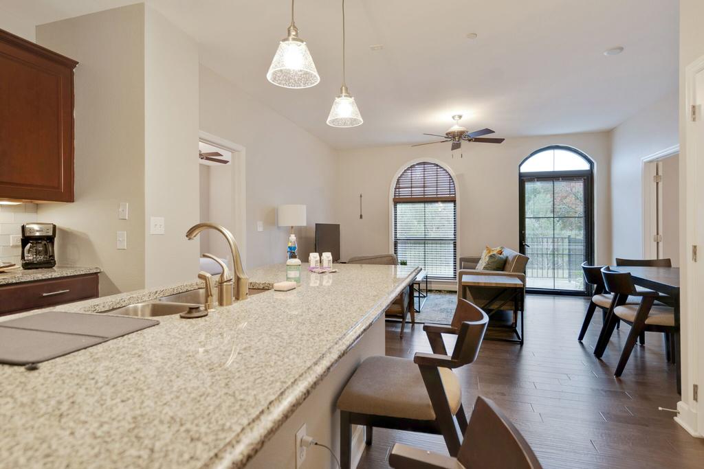 Designer Suite Minutes Away From La Cantera Shops - thumb 2