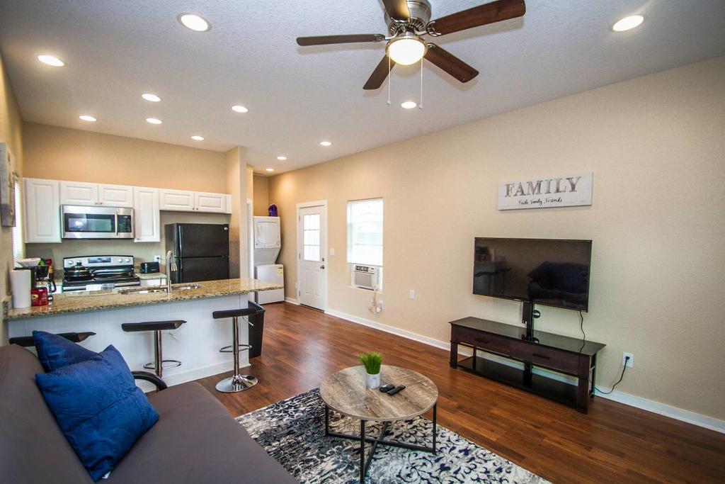 Douglas Way Remodeled House Near Downtown 1BA/1BA - thumb 3