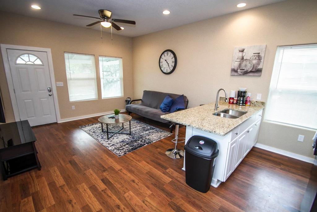 Douglas Way Remodeled House Near Downtown 1BA/1BA - thumb 2