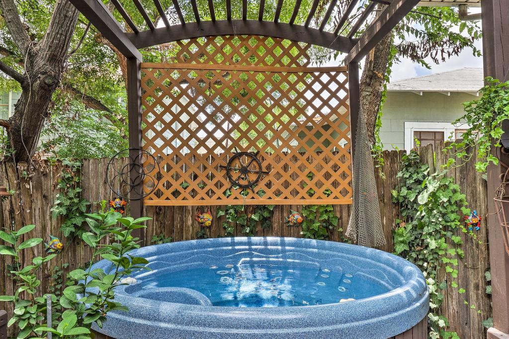 Eclectic Villa With Hot Tub Less Than 2 Mi To The River Walk - thumb 1