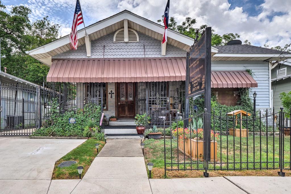Eclectic Villa With Hot Tub Less Than 2 Mi To The River Walk - thumb 0