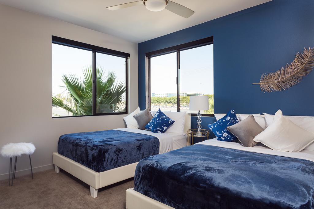 Gorgeous 2 Bedroom Suite Near Disneyland - thumb 1
