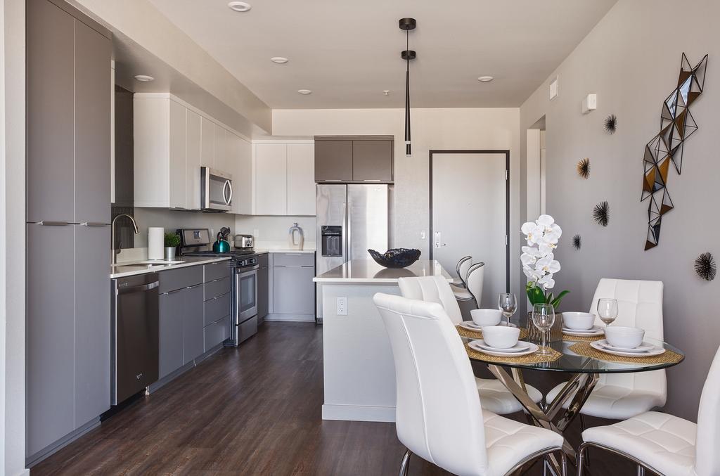 Gorgeous 2 Bedroom Suite Near Disneyland - thumb 2