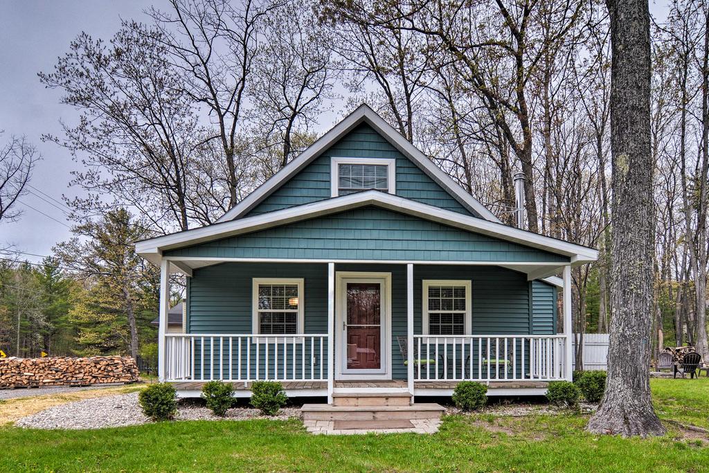 Higgins Lake Area Cabin With Fire Pit & Yard! - thumb 1