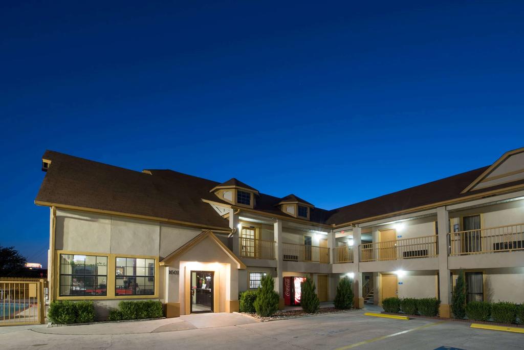 Howard Johnson By Wyndham San Marcos - thumb 0