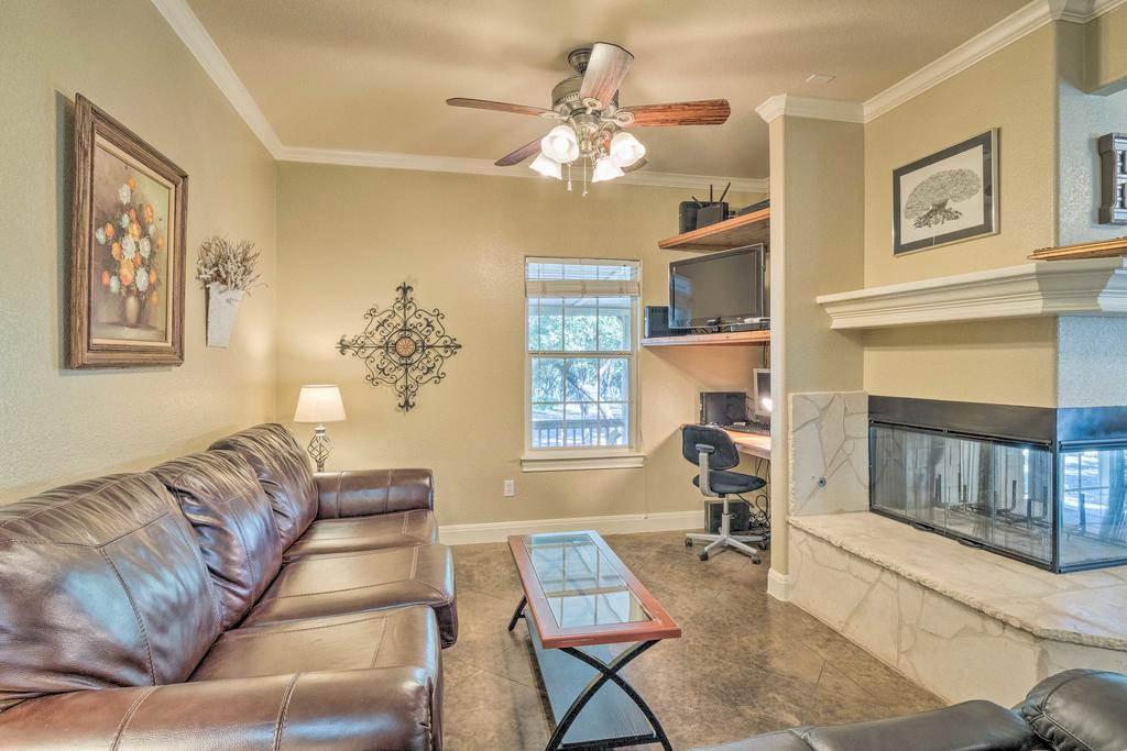 Lake Travis Home Situated On Arkansas Bend Park! - thumb 3