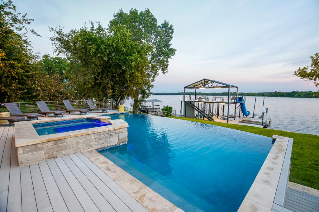 Luxury Lake LBJ House With Heated Swimming Pool And Spill Over Hot Tub And 2 Boat Slips - thumb 2