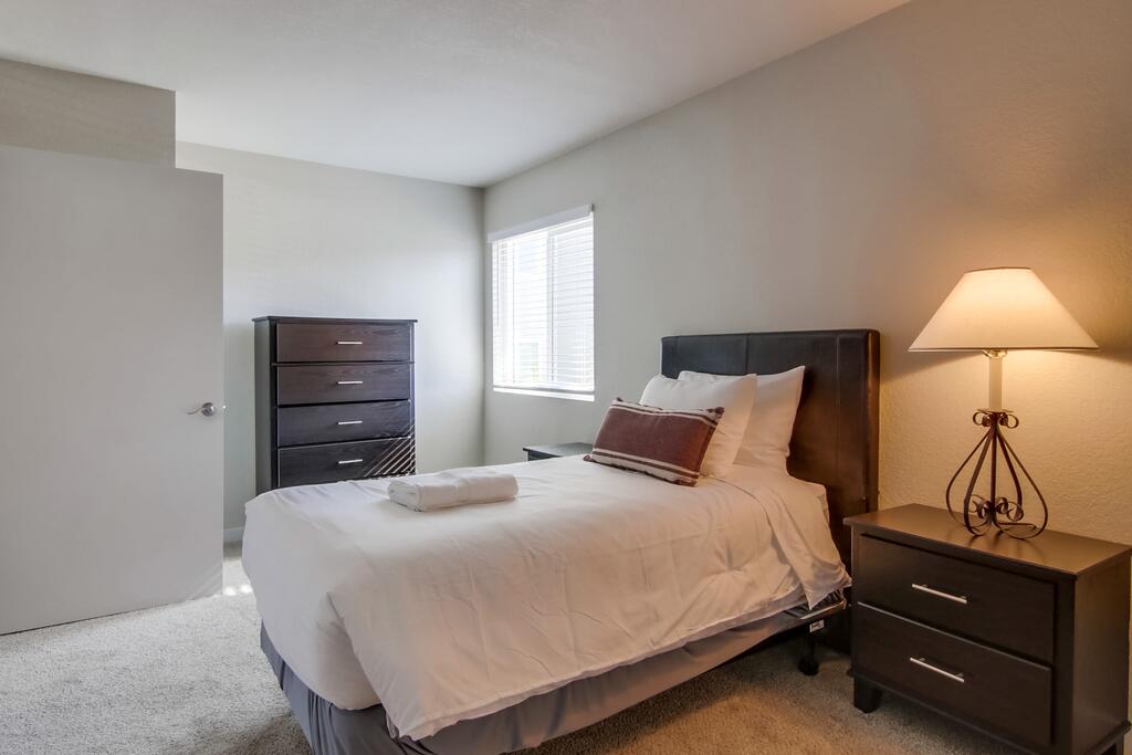Modern San Diego Suite + Walk Score 75 - thumb 1