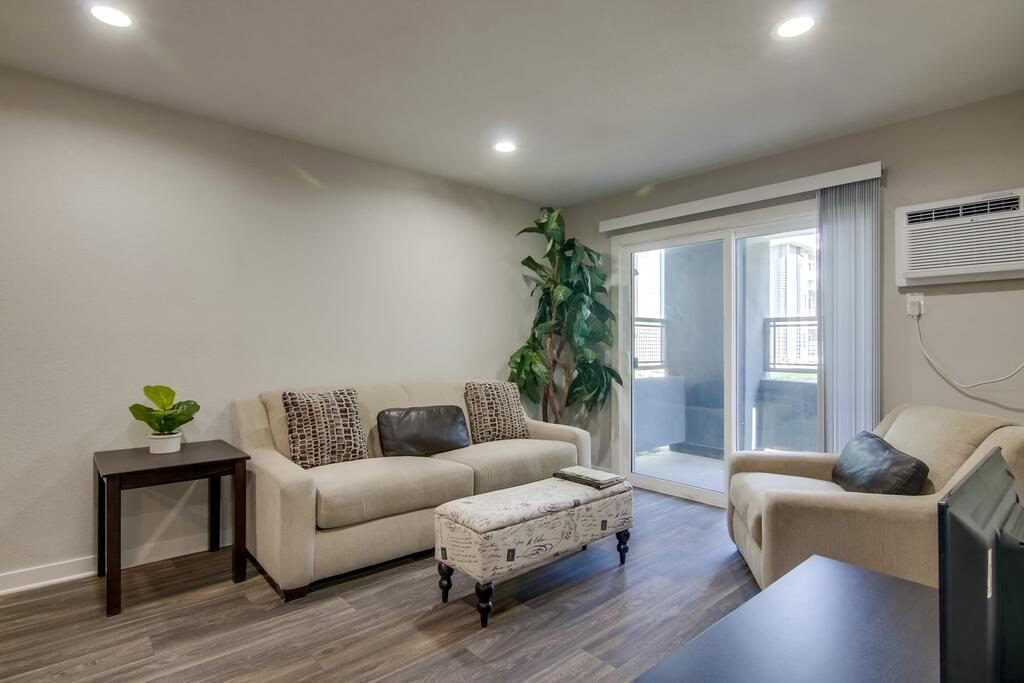 Modern San Diego Suite + Walk Score 75 - thumb 2
