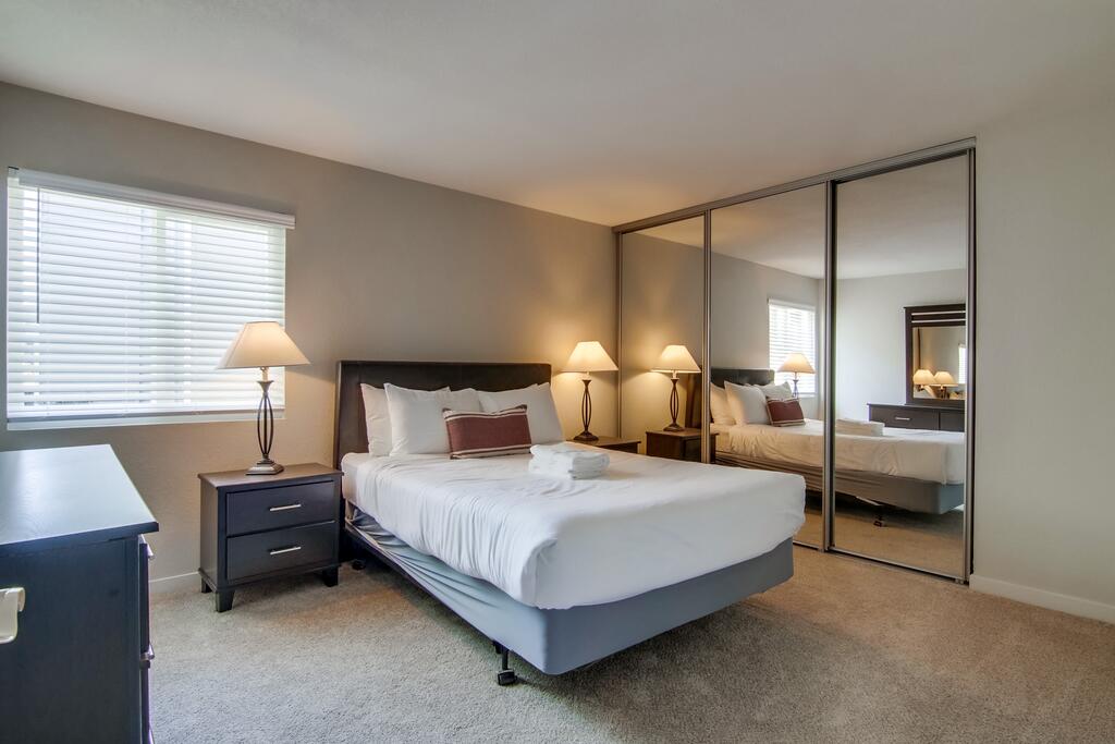 Modern San Diego Suite + Walk Score 75 - thumb 3