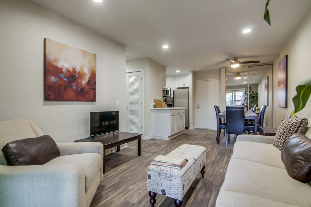 Modern San Diego Suite + Walk Score 75 - thumb 0