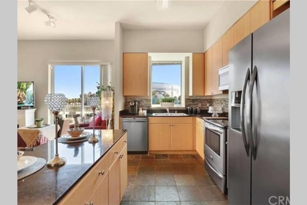 OCEAN VIEWS 2 BED 2 BATH LONG BEACH CONDO - thumb 3