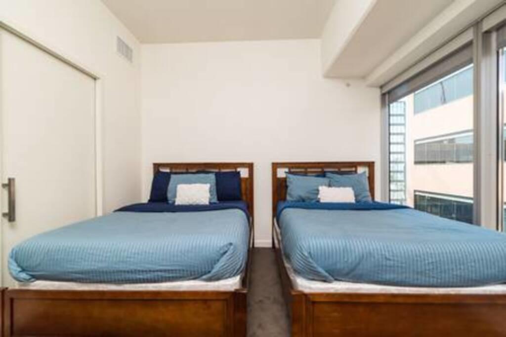 OCEAN VIEWS 2 BED 2 BATH LONG BEACH CONDO - thumb 2
