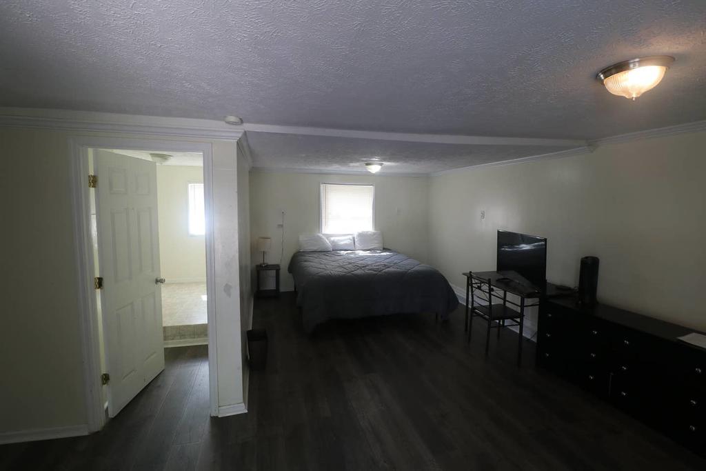 Quaint 3 Bedroom 1.5 Bath House To Yourself!!! - thumb 2