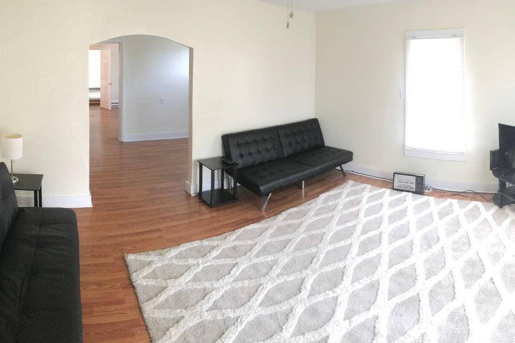 Quaint 3 Bedroom 1.5 Bath House To Yourself!!! - thumb 0