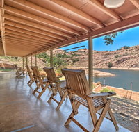 Rustic Lakefront House with Exotic Animals - Accommodation San Jose