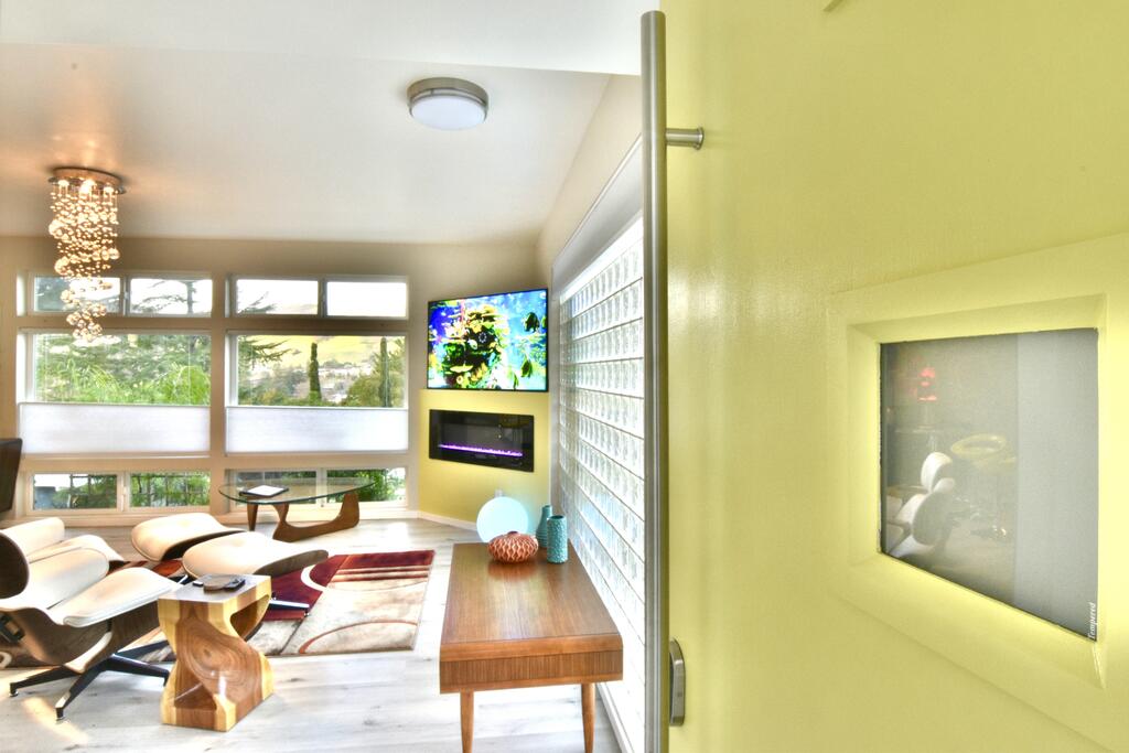 Stylish Suite & VIEWS!   Spacious, Luxury Finishes - thumb 1