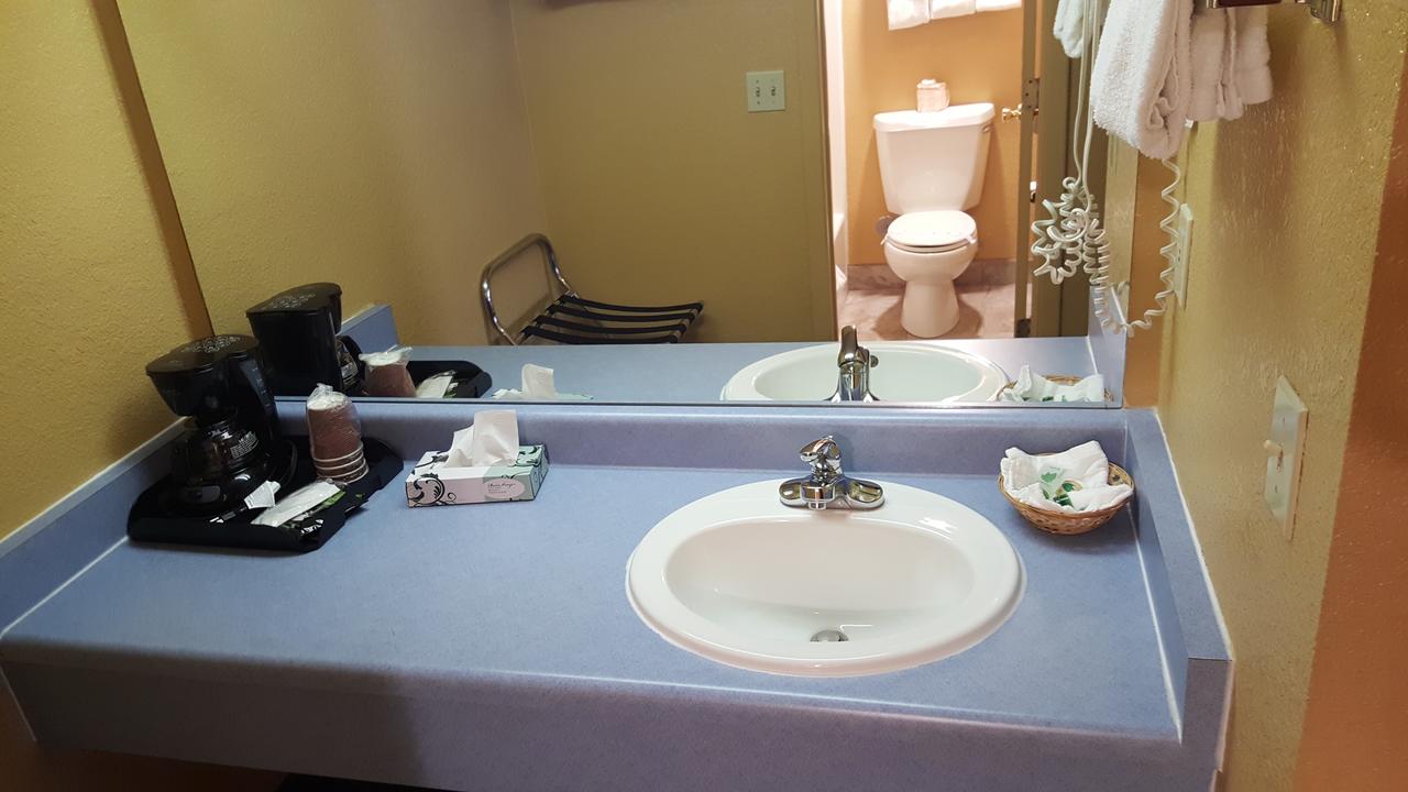 The KC Motel Show Low - thumb 17