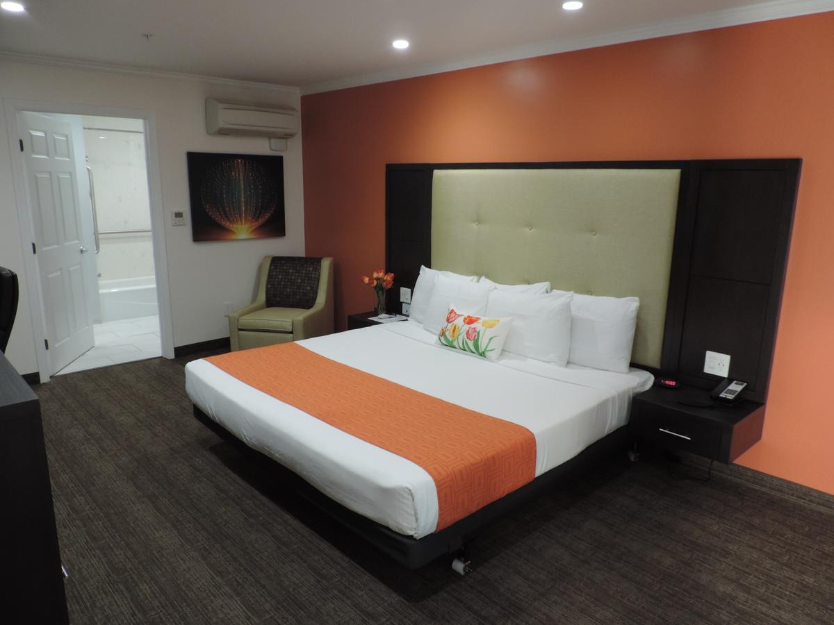 Pavilion Inn - thumb 4