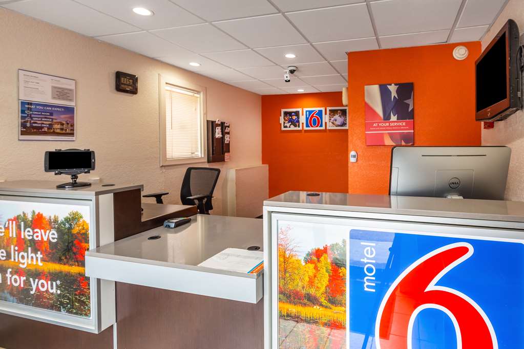 Motel 6 Huntington - thumb 4
