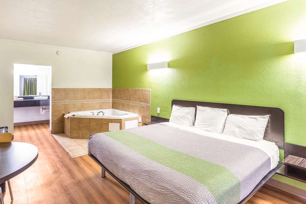 Motel 6 Huntington - thumb 7